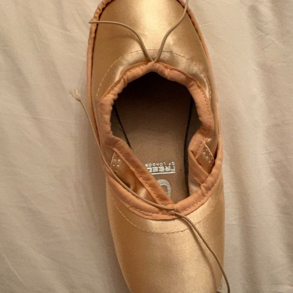 FREED OF LONDON - P maker 4 1/2 3x Pointe Shoes